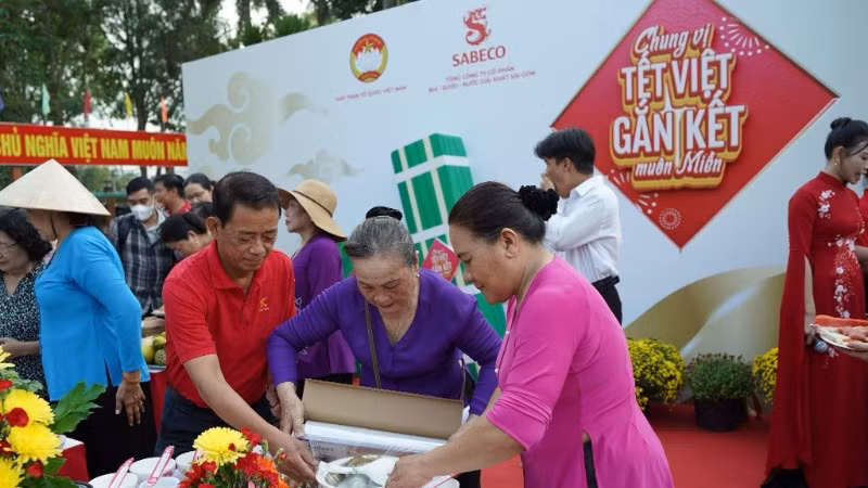 Các đội chơi cùng nhau sắp xếp mâm cỗ Tết đậm nét miền tây.