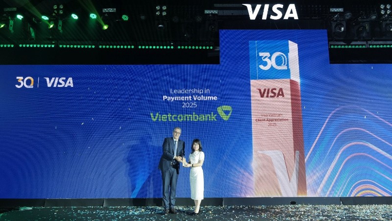 Đại diện Vietcombank, bà Đoàn Hồng Nhung – Thành viên Ban điều hành, Giám đốc Khối bán lẻ nhận giải thưởng “Leadership in Payment Volume – Ngân hàng dẫn đầu về tổng doanh số giao dịch năm 2025” từ đại diện Visa.
