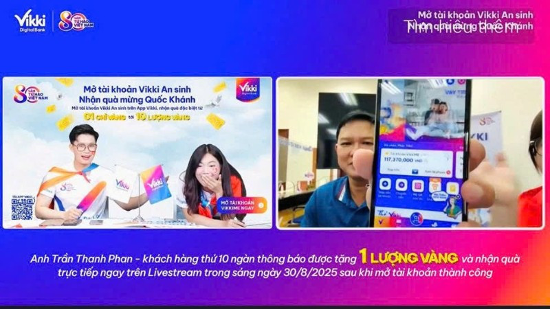 Anh Trần Thanh Phan - khách hàng thứ 10.000 được thông báo trúng giải và nhận quà trực tiếp ngay trên Livestream trong sáng 30/8/2025 sau khi mở tài khoản thành công.