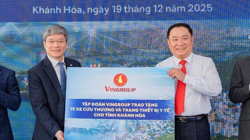 Đại điện Tập đoàn Vingroup trao 15 xe cứu thương cho ngành Y tế Khánh Hòa.