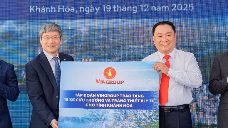 Đại điện Tập đoàn Vingroup trao 15 xe cứu thương cho ngành Y tế Khánh Hòa.