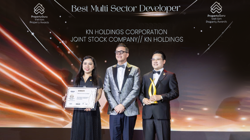 Ông Nguyễn Tuấn Anh, Phó Tổng Giám đốc KN Holdings (ngoài cùng bên phải) và bà Trần Thị Kim Anh, Giám đốc Truyền thông Đối ngoại KN Holdings đại diện doanh nghiệp nhận giải.