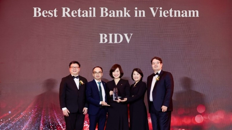 The Asian Banker trao giải thưởng Ngân hàng Bán lẻ tốt nhất Việt Nam 2026 cho đại diện BIDV.