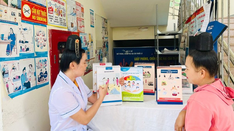 Tại các trạm y tế của Sơn La, cùng với công tác khám, chữa bệnh, đã lồng ghép được nhiều hoạt động tuyên truyền về dân số, chăm sóc sức khỏe cho người dân.