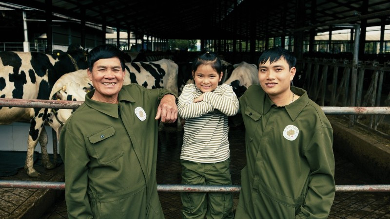 Mộc Châu Creamery khẳng định chuẩn mực sữa thuần khiết và thượng hạng, kết tinh từ bàn tay trung thực, tận tâm và bền bỉ của những người nông dân cao nguyên.