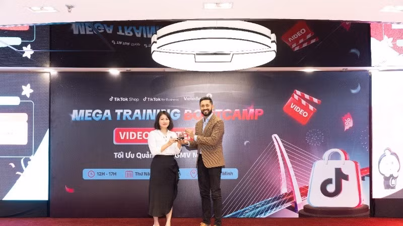 Đại diện VietinBank nhận kỷ niệm chương từ TikTokShop.