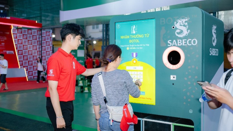 Người tham dự khám phá và tương tác với máy tái chế bao bì 2