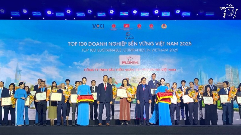 Đại diện Prudential Việt Nam nhận giải thưởng CSI100 năm 2025.
