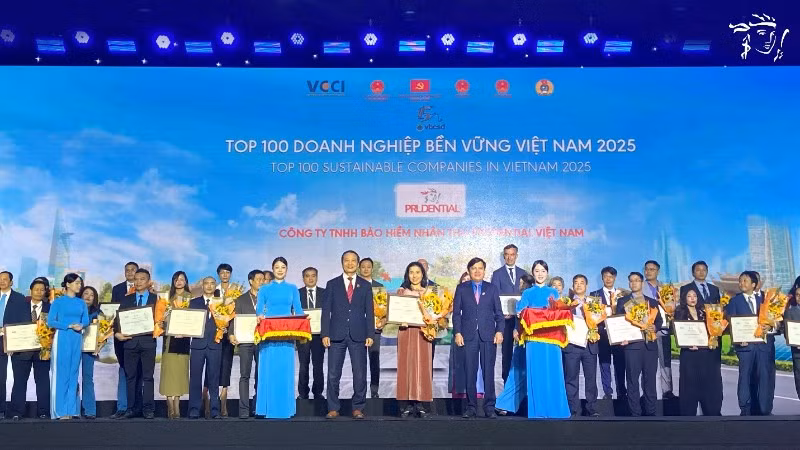 Đại diện Prudential Việt Nam nhận giải thưởng CSI100 năm 2025.