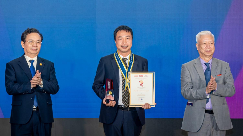Ông Nguyễn Thái Hà, Tổng Giám đốc T&T Energy đại diện doanh nghiệp nhận giải thưởng Thương hiệu mạnh tăng trưởng xanh 2025 tại Diễn đàn kinh tế mới 2025.