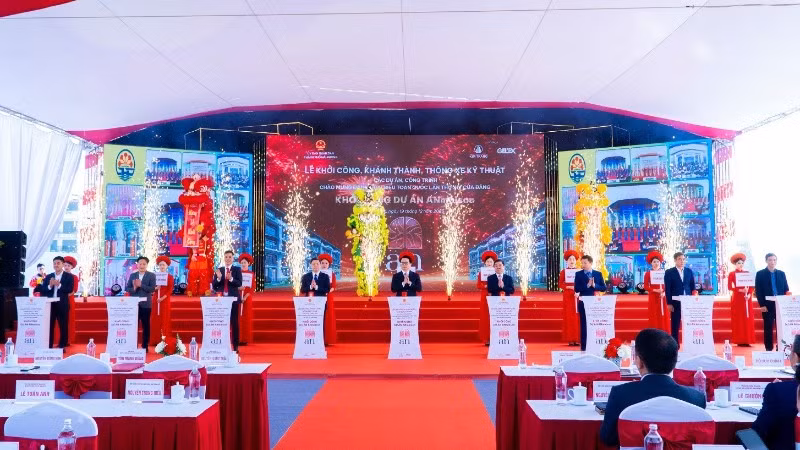 Các đại biểu bấm nút khởi công khu đô thị nhà ở thấp tầng ANmaison tại Hải Phòng.