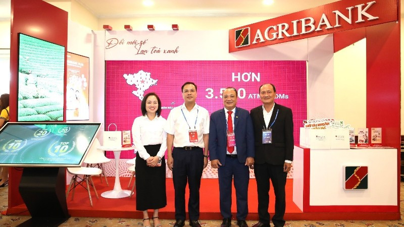 Phó Tổng Giám đốc Agribank Lê Hồng Phúc thăm gian hàng Agribank trong khuôn khổ diễn đàn.