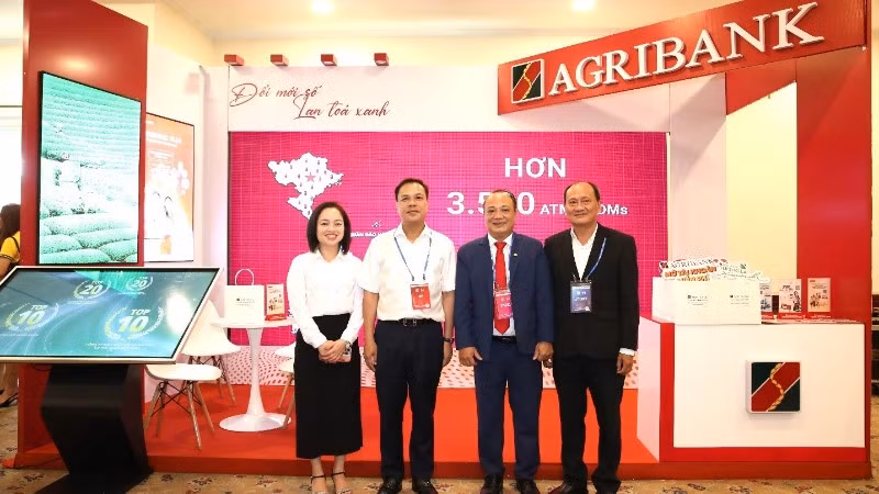 Phó Tổng Giám đốc Agribank Lê Hồng Phúc thăm gian hàng Agribank trong khuôn khổ diễn đàn.