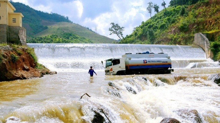 Lội suối, vượt thác, xe xăng dầu đến Sốp Cộp.