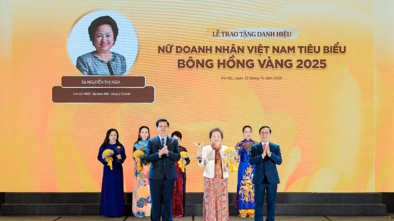Madame Nguyễn Thị Nga - Chủ tịch Tập đoàn BRG lần thứ 6 vinh dự nhận danh hiệu Top 10 “Nữ doanh nhân Việt Nam tiêu biểu - Bông hồng Vàng”.