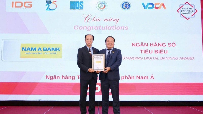 Đại diện Ngân hàng Nam Á nhận danh hiệu.