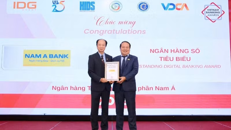 Đại diện Ngân hàng Nam Á nhận danh hiệu.
