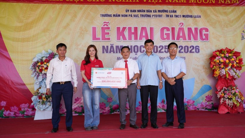 Đại sứ Lifebuoy - ca sĩ Đông Nhi cùng đại diện nhãn hàng đã trao tặng phần quà cho Trường phổ thông dân tộc bán trú tiểu học và trung học cơ sở Mường Luân.