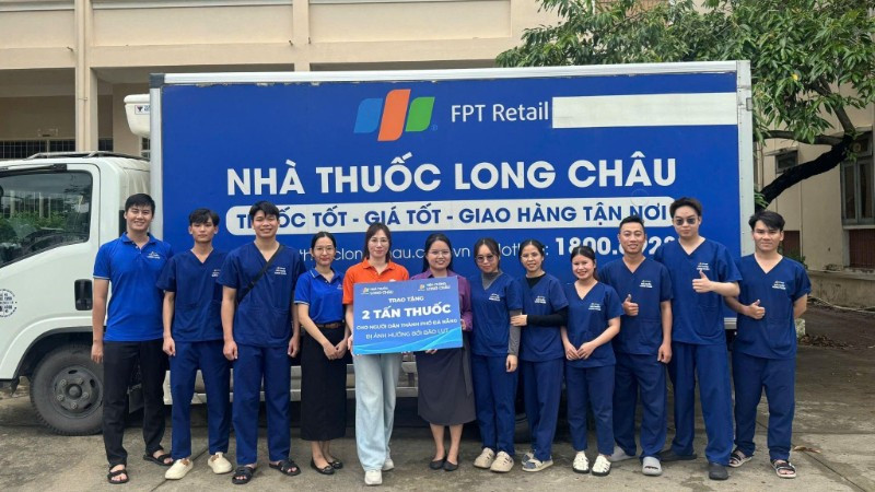 Long Châu phối hợp cùng Sở Y tế thành phố trao tặng thuốc và vật tư y tế, hỗ trợ người dân Đà Nẵng bị ảnh hưởng bởi mưa, lũ.