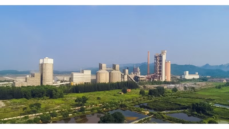 Nhà máy Xi măng VICEM Hạ Long xanh.