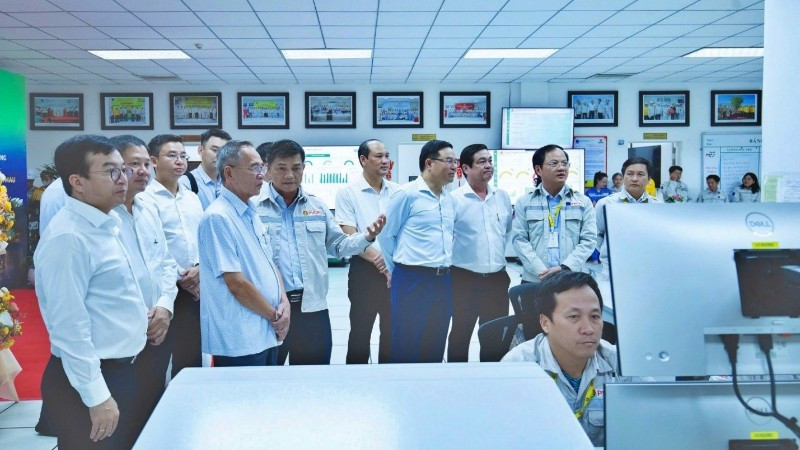 Lãnh đạo Petrovietnam nghe giới thiệu về quy trình vận hành nhà máy thông minh - Nhà máy Đạm Cà Mau.