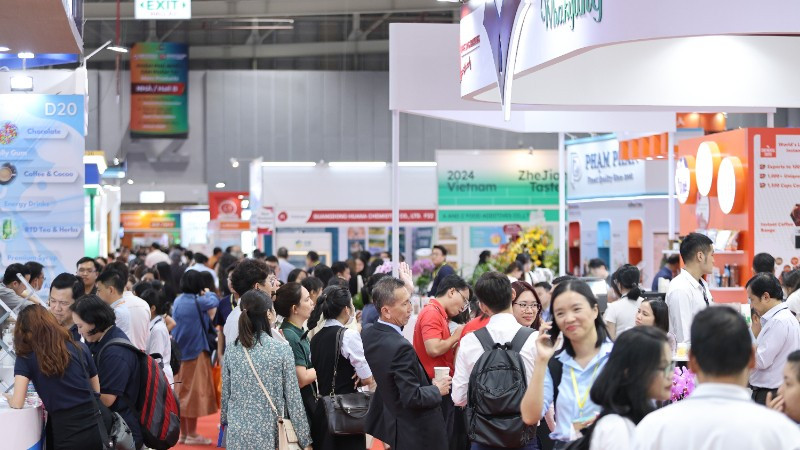 Khách tham quan khám phá xu hướng mới trong ngành nguyên liệu thực phẩm và đồ uống tại Fi Vietnam 2024.
