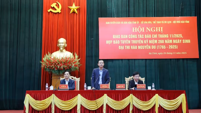 Trưởng Ban Tuyên giáo và Dân vận Hà Tĩnh Hà Văn Hùng thông tin chương trình lễ kỷ niệm.