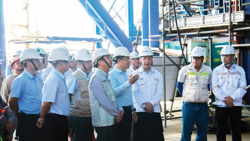 Chủ tịch HĐTV Petrovietnam Lê Mạnh Hùng kiểm tra tình hình thi công trên công trường, trực tiếp chỉ đạo tháo gỡ những khó khăn, vướng mắc của Dự án Nhiệt điện Long Phú 1.