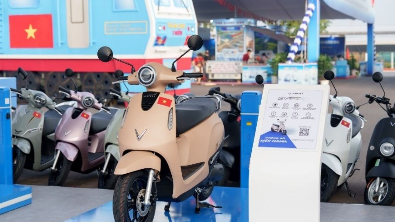 “Với giá niêm yết hiện tại chỉ 21 triệu đồng, Evo Grand đúng là đang dẫn đầu phân khúc xe phổ thông tầm giá 20 triệu đồng, chưa kể, VinFast cũng đang có nhiều ưu đãi nên tôi mua xe chỉ tốn hơn 18 triệu đồng”, anh Kha đánh giá.