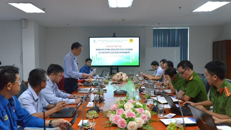 Trưởng Ban An toàn môi trường Công ty lọc hóa dầu Bình Sơn (BSR) Nguyễn Quang Hưng báo cáo tại buổi làm việc.