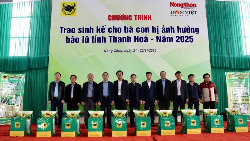 Ông Ngô Văn Đông (giữa), Tổng Giám đốc Công ty Cổ phần Phân bón Bình Điền và nhà báo Nguyễn Văn Hoài (bên phải), Tổng Biên tập Báo Nông thôn Ngày nay trao 1.600 gói sinh kế cho xã Nông Cống (Thanh Hóa).