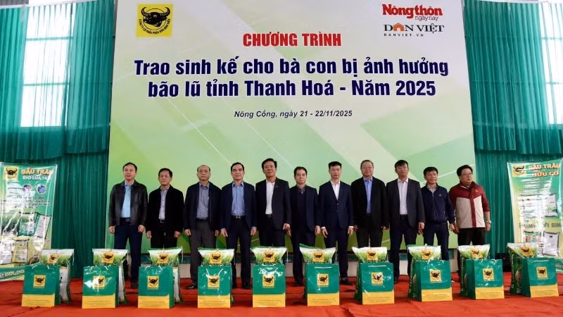 Ông Ngô Văn Đông (giữa), Tổng Giám đốc Công ty Cổ phần Phân bón Bình Điền và nhà báo Nguyễn Văn Hoài (bên phải), Tổng Biên tập Báo Nông thôn Ngày nay trao 1.600 gói sinh kế cho xã Nông Cống (Thanh Hóa).