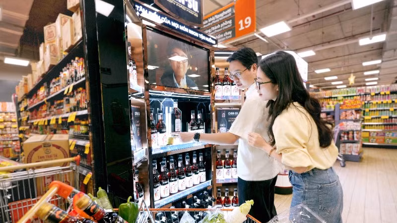 Người tiêu dùng mua sắm sản phẩm Masan Consummer - Nước mắm Chinsu ủ chượp 365 ngày.