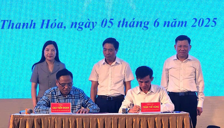 Đại diện Ngân hàng-Doanh nghiệp ký cam kết khơi thông tín dụng. 2-ky.jpg
