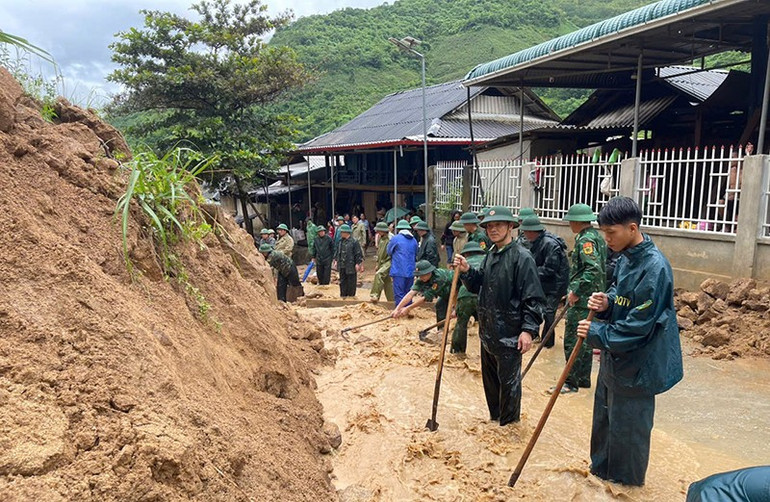 Bộ đội Biên phòng vùng thượng du Thanh Hóa xử lý đất, đá sạt từ ta luy xuống đường dân sinh. 1-ten-tam.jpg