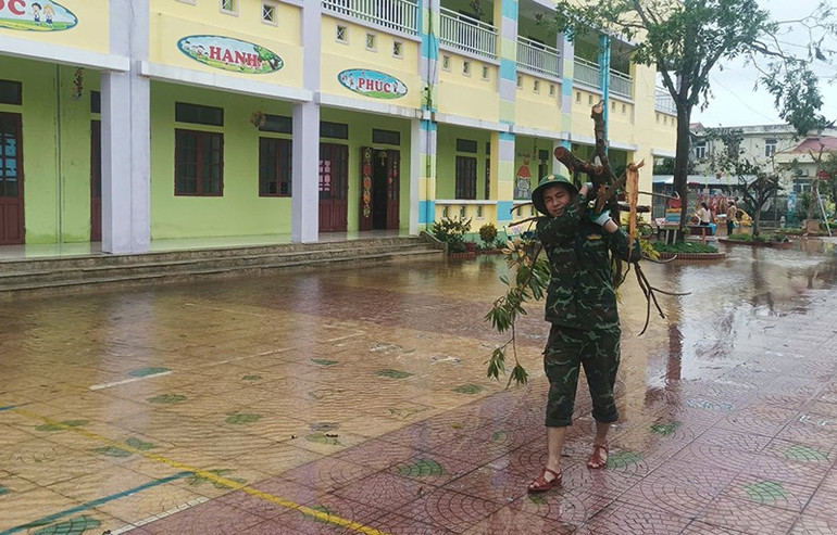Trường học ở vùng duyên hải Thanh Hóa được quét dọn sạch sẽ sau mưa lũ nhờ có công sức của lực lượng vũ trang. 3.jpg
