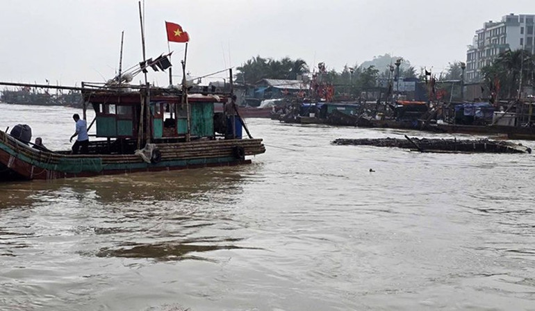 Bộ đội Biên phòng cùng phương tiện, nhân lực ở xã Hoằng Trường, tỉnh Thanh Hóa cứu hộ phương tiện của ngư dân bị lật. 1-be-lat.jpg