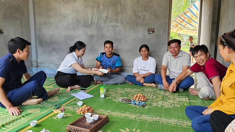Đại diện Mặt trận Tổ quốc Thị trấn Ngọc Lặc trao tặng khoản hỗ trợ của Chủ tịch Hiệp hội doanh nghiệp tỉnh Thanh Hóa cho anh Phạm Văn Hải ở khu phố Vân Hòa. 4.jpg