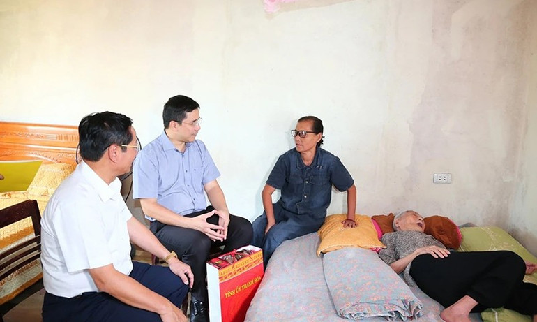 Phó Bí thư Tỉnh ủy Thanh Hóa ân cần hỏi thăm sức khỏe Bà mẹ Việt Nam Anh hùng Lê Thị Mùi. 2-ba.jpg