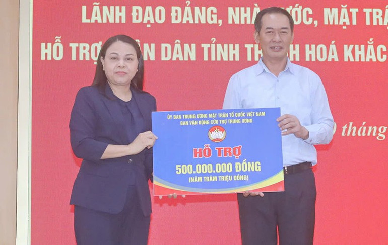 Lãnh đạo Ủy ban Trung ương Mặt trận Tổ quốc Việt Nam trao khoản cứu trợ cho tỉnh Thanh Hóa. hoai-trao.jpg