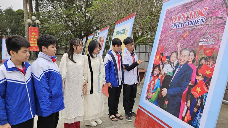 Học sinh tham quan pano ảnh b&aacute;o Xu&acirc;n 2026.