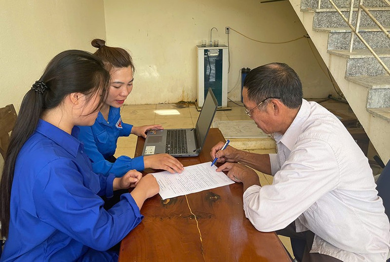 Thanh niên tình nguyện hướng dẫn, hỗ trợ công dân xã Bát Mọt giải quyết thủ tục hành chính. 2-ho-tro.jpg
