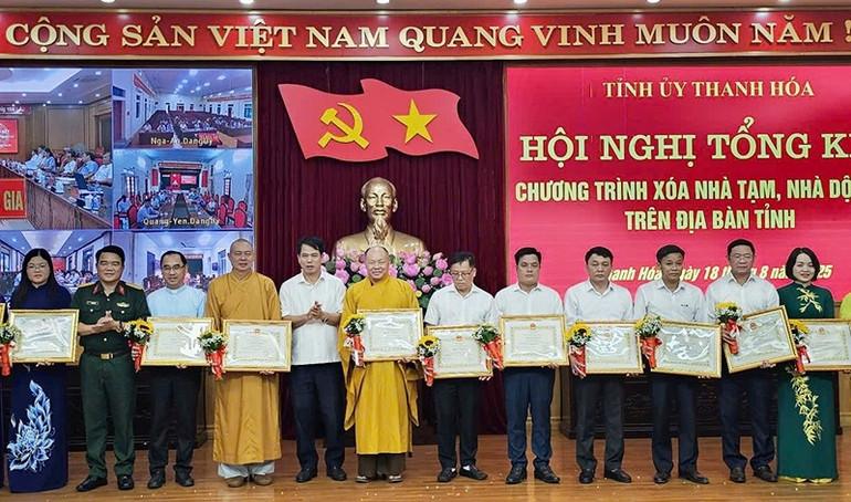 Lãnh đạo Ban Tuyên giáo và Dân vận Tỉnh ủy Thanh Hóa trao Bằng khen cho các cá nhân có thành tích xuất sắc trong thực hiện Chương trình xóa nhà tạm, nhà dột nát. 3-ca-nhan.jpg