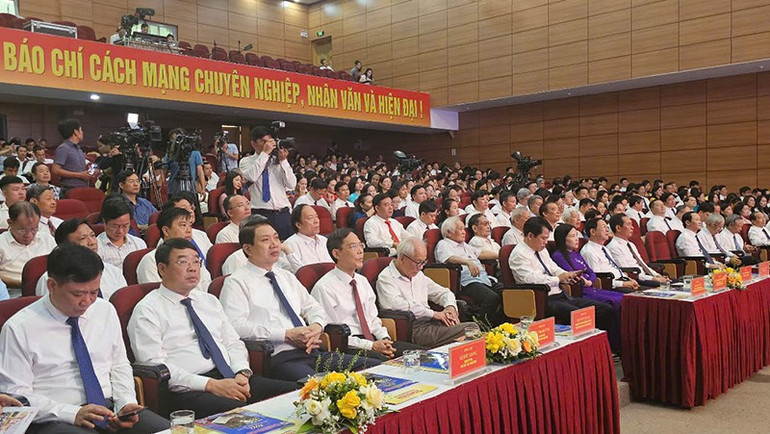 Các đại biểu dự lễ kỷ niệm. 5-dai-bieu.jpg