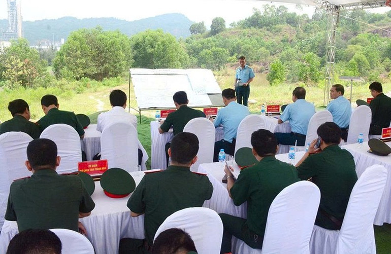 Các thành viên Đoàn công tác nghe báo cáo kế hoạch bảo vệ Nhà máy Lọc hóa dầu Nghi Sơn. 3.jpg