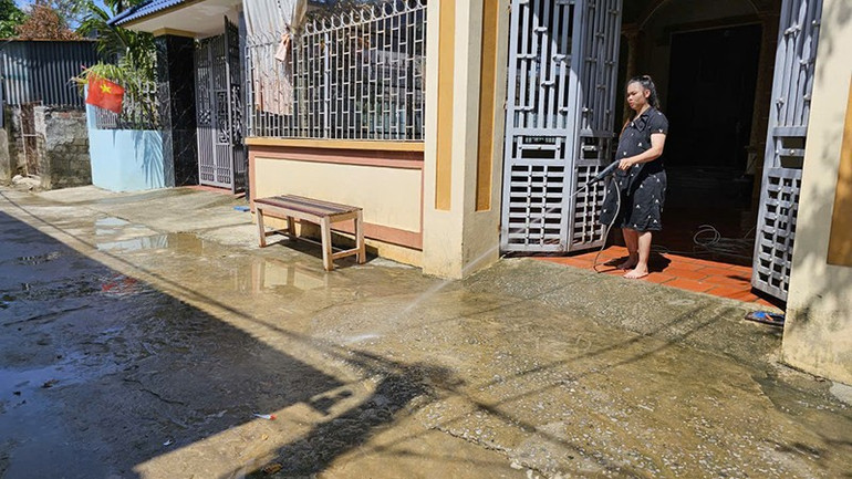 Người dân Thanh Hóa chủ động đẩy, rửa bùn đất, làm vệ sinh nhà ở, đường dân sinh sau ngập lũ. 2-rua.jpg