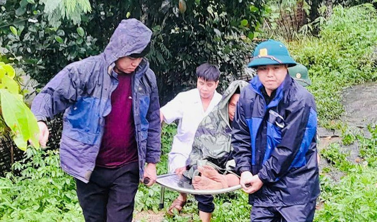 Lực lượng chức năng xã Quang Chiểu di chuyển người cao tuổi đến nơi tránh trú an toàn. 3.jpg