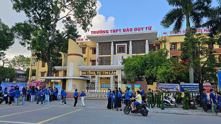 Hoạt động của thanh niên tình nguyện ngoài địa điểm thi Trường trung học phổ thông Đào Duy Từ, ở thành phố Thanh Hóa. 2.jpg