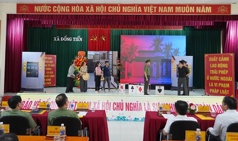 Các đại biểu xem tiểu phẩm tuyên truyền chống xuất cảnh trái phép. 2-tieu-pham-tuyen-truyen-chong-xuat-canh-trai-phep.jpg