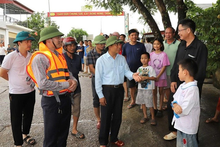 Bí thư Tỉnh ủy Thanh Hóa nắm bắt tình hình đời sống và trao đổi với người dân xã Kim Tân về bảo đảm an toàn trong vùng ngập lũ. 1.jpg